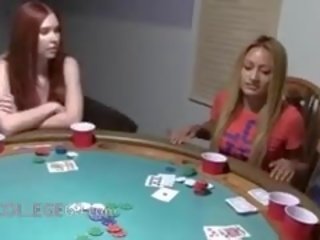 Fiatal lányok copulating tovább póker éjszaka