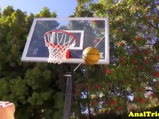 Basketball écolière assfucks avant éjac