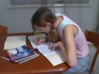 Bước đi em trai helping thiếu niên chị gái với homework