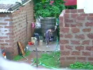 Beobachten dies zwei zertrümmerung sri lankan fräulein bekommen bad im draußen