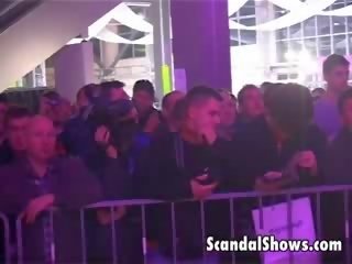 Magnificent provokatīvs brunete hottie uz zivju tīkli seducing the fans pie noģērbšana video