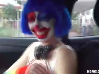 Hard neuken een sedusive clown langs de manier