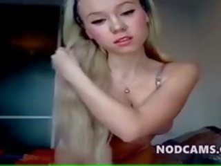 Al naibii adolescenta suge vibrator adanc gât și freacă