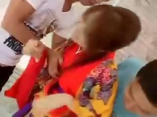 Miinastunning asiática muñeca consigue pezones lamido y coño dedos