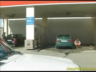 Fille pipi en voiture washing