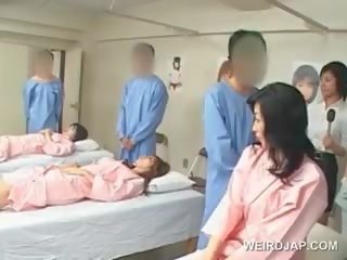 Aziāti brunete damsel sitieniem matainas dzimumloceklis pie the slimnīca