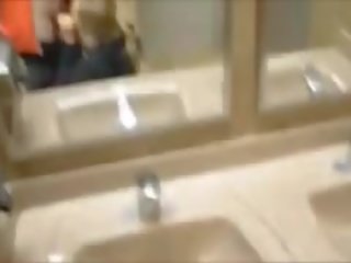 Follando un atractivo rubia característica en un público baño