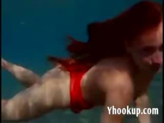 Julia es nadando bajo el agua desnuda yo
