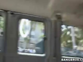 उत्तेजक ब्रुनेट टक्कर लगी है पर the bangbus