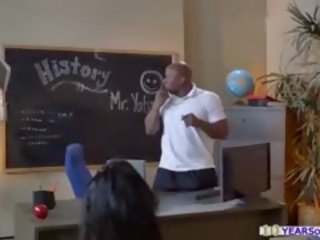 Tia cyrus gives her prof a bukkake in front of classmates